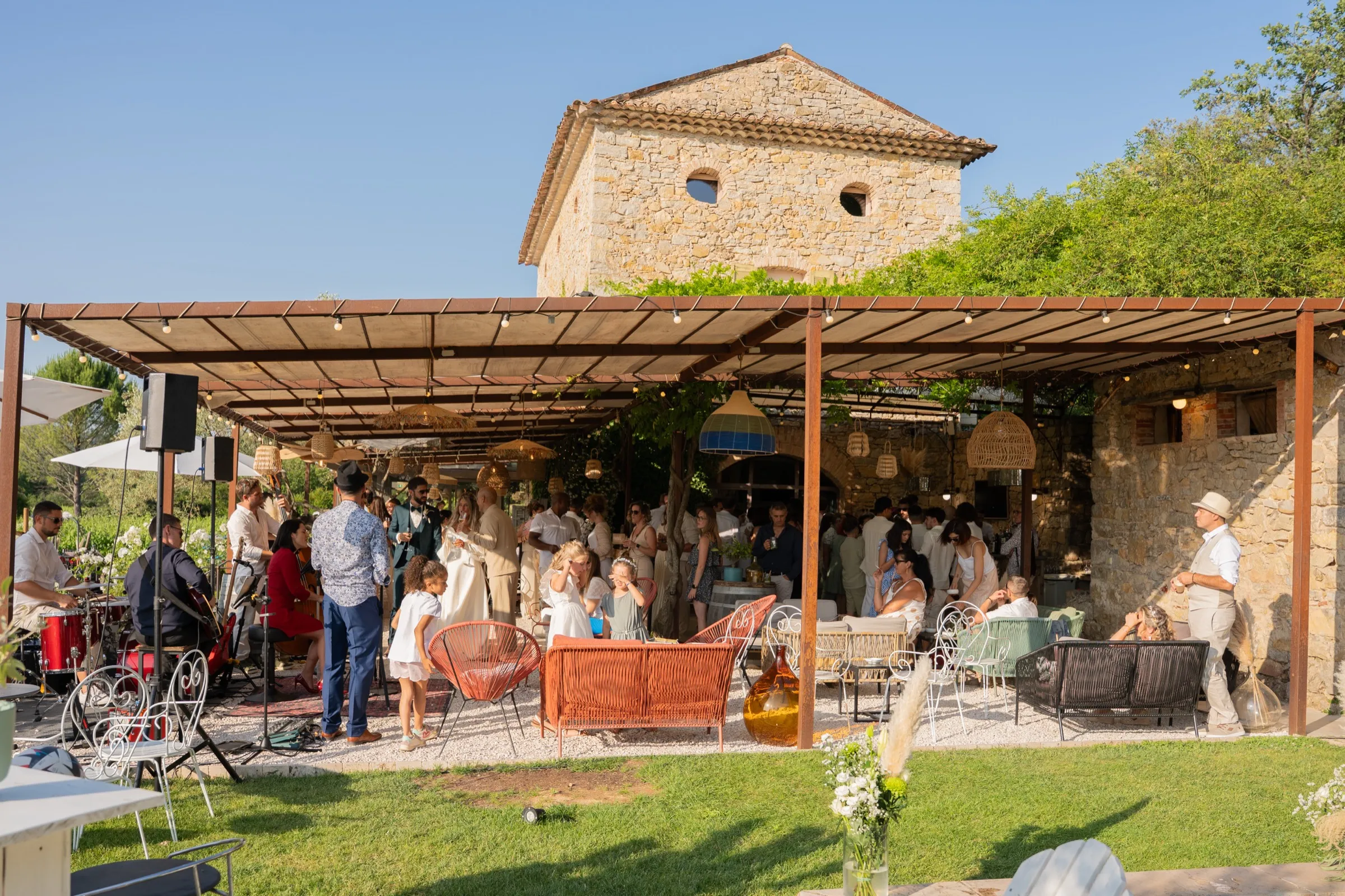 Le cocktail sous la pergola, au pied de la tour
