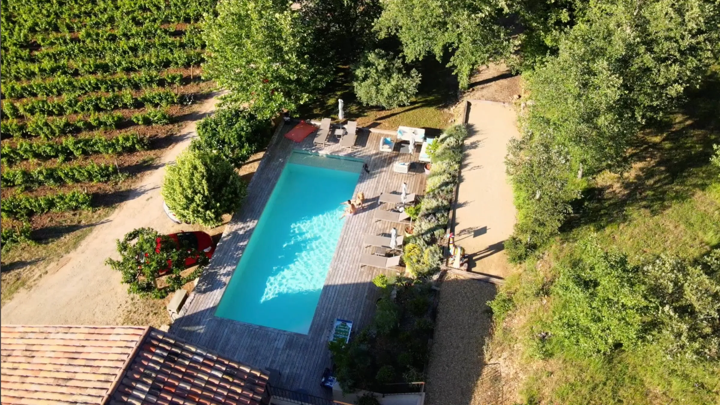 La piscine au cœur du domaine, vue du ciel