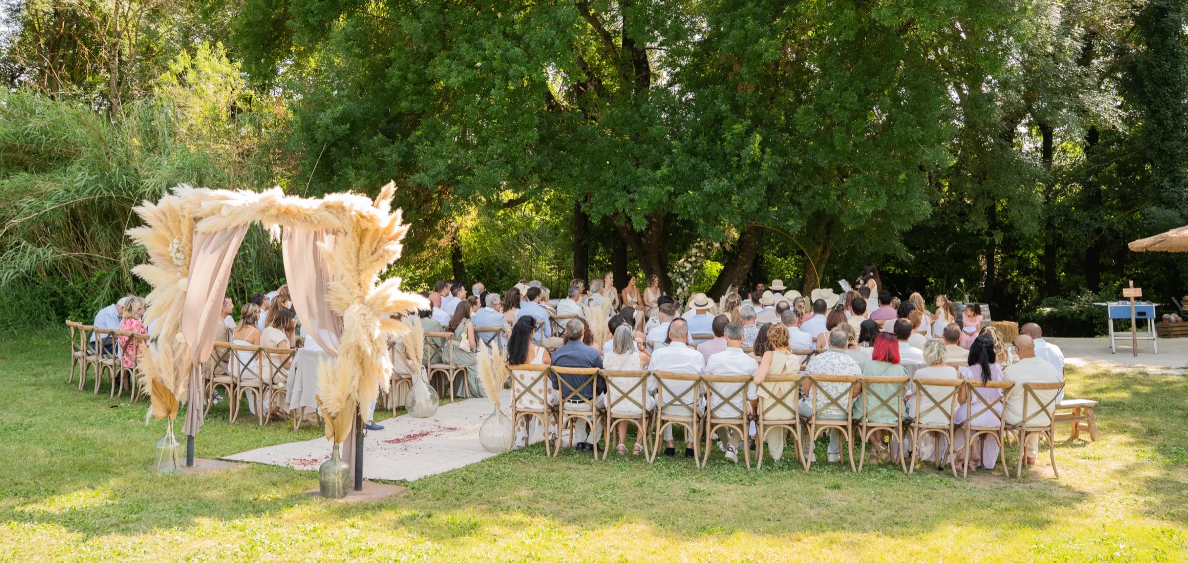 L'arche de cérémonie fleurie de pampas devant les invités assis