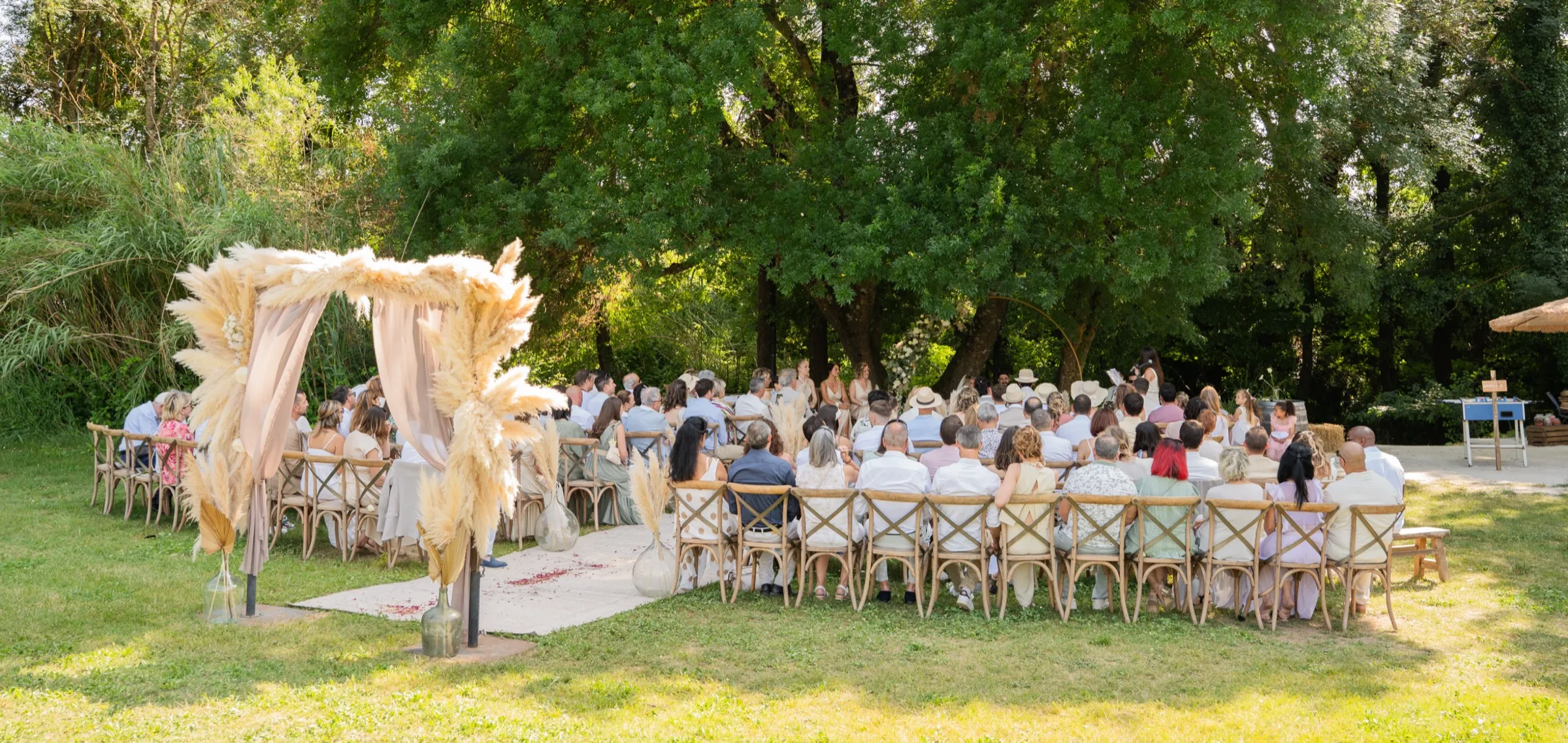 L’arche fleurie devant les invités assis
