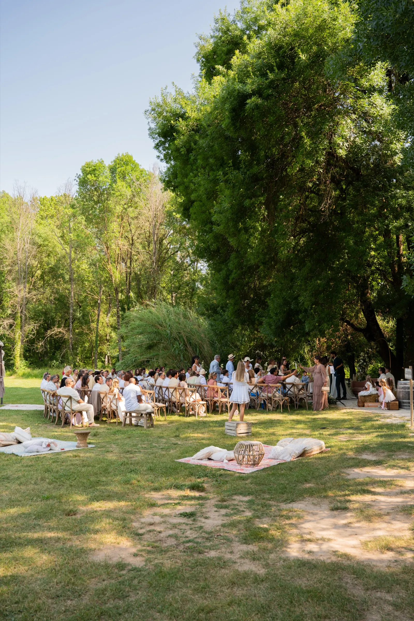 Les invités réunis dans le pré, au bord de la rivière