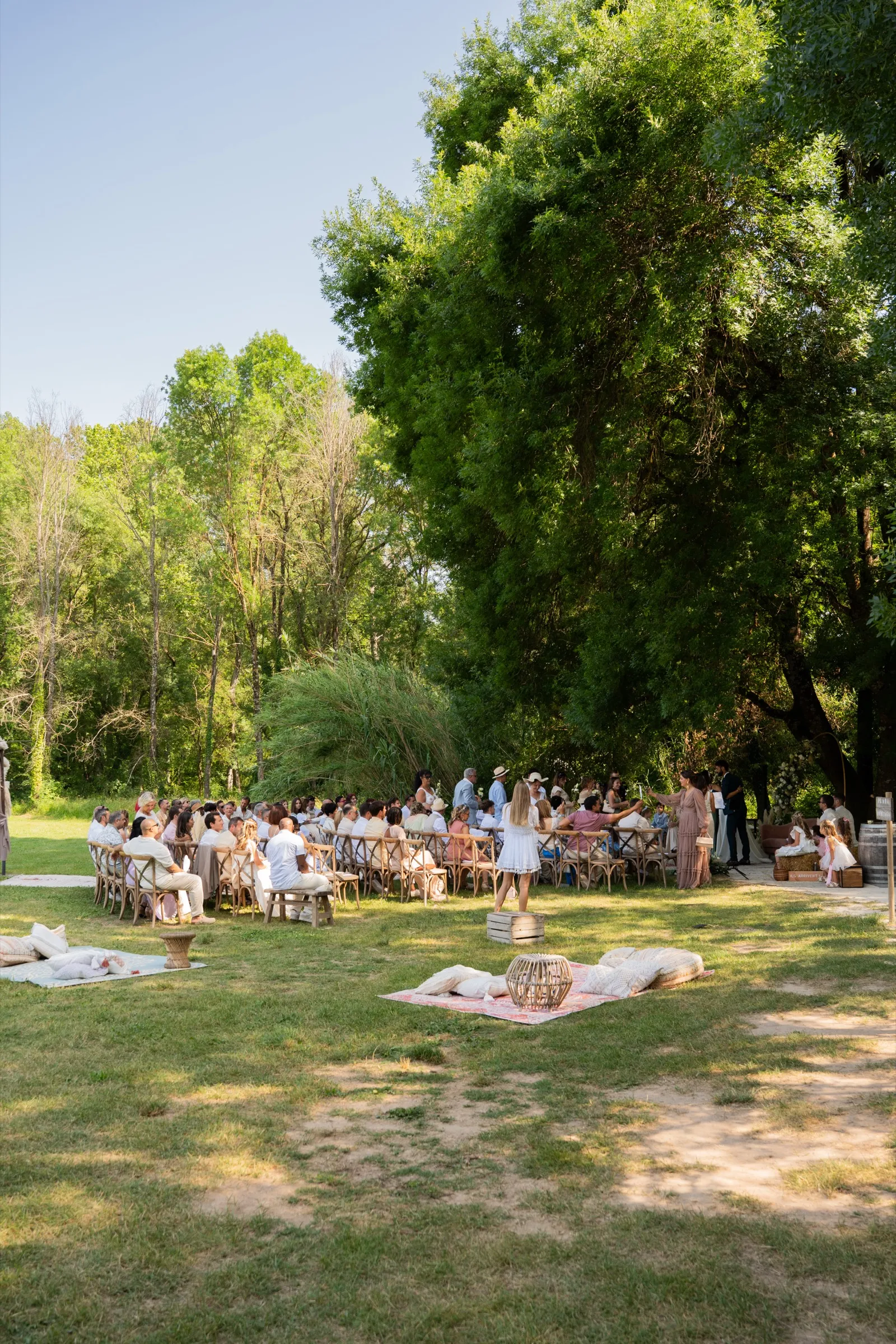 Les invités réunis dans le pré, au bord de la rivière