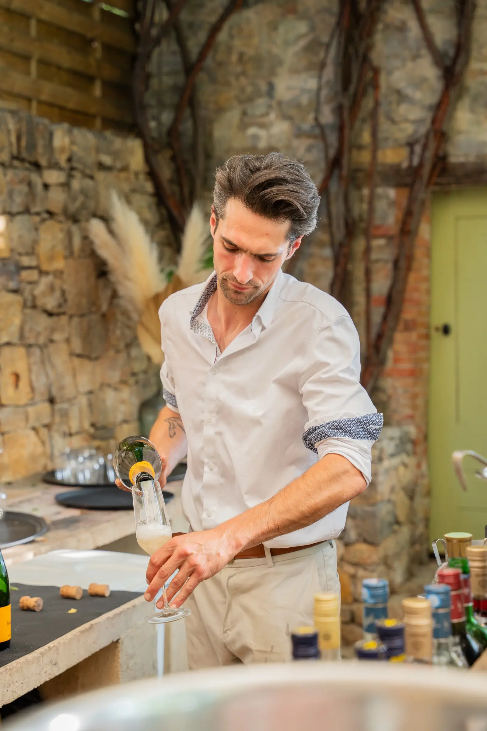 Le barman compose les cocktails du vin d'honneur