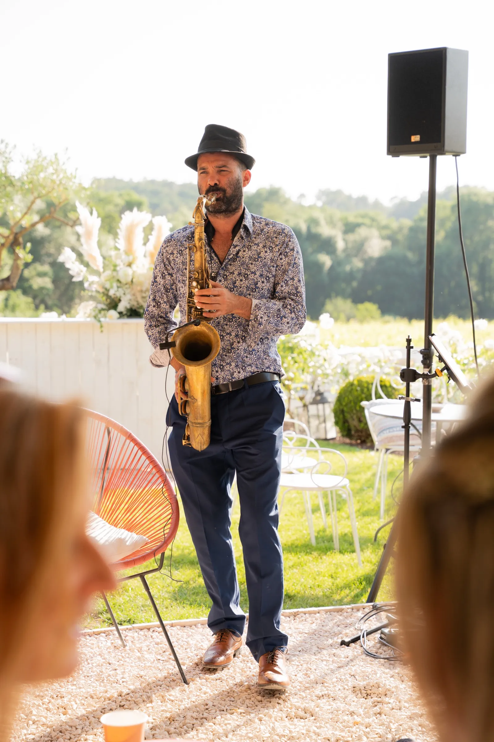 Le saxophoniste au milieu des convives