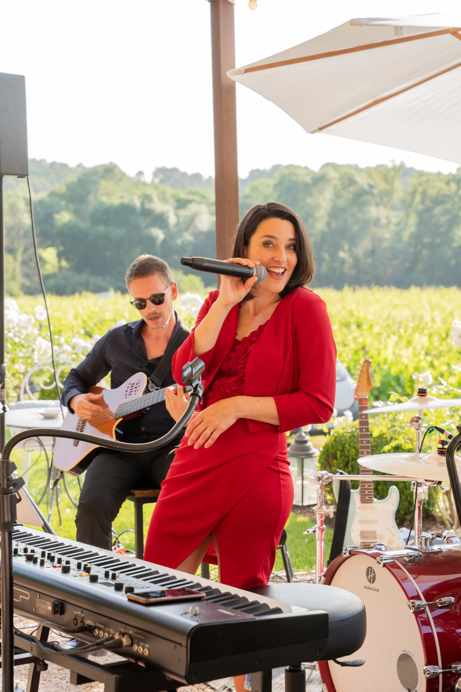 La chanteuse en robe rouge enflamme la soirée