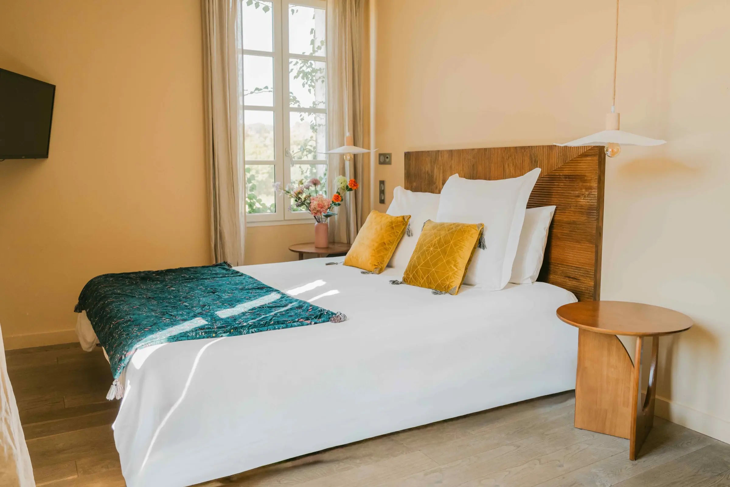 Chambre lumineuse aux tons naturels, lit habillé de lin