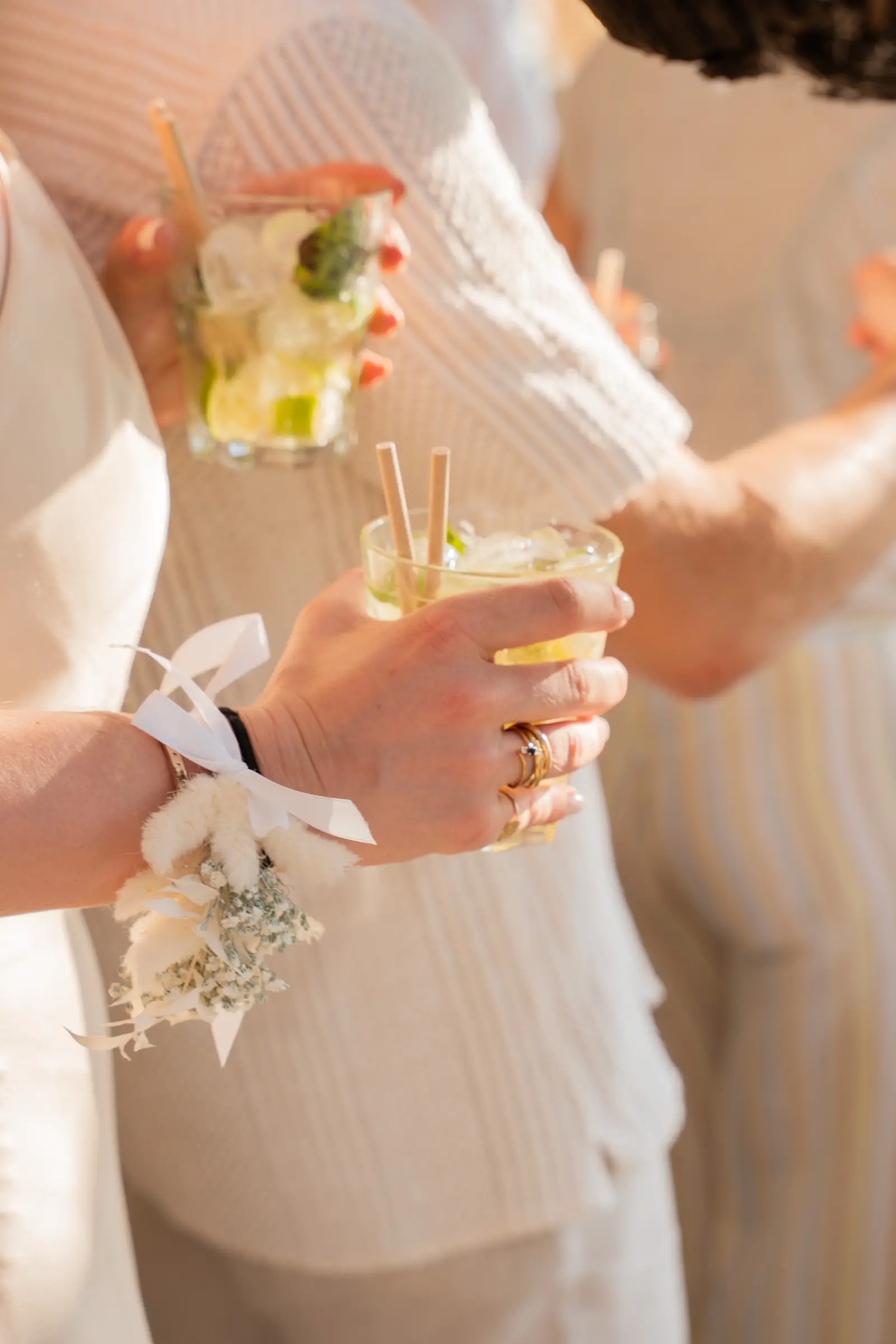 Verres en main, l’apéritif au soleil