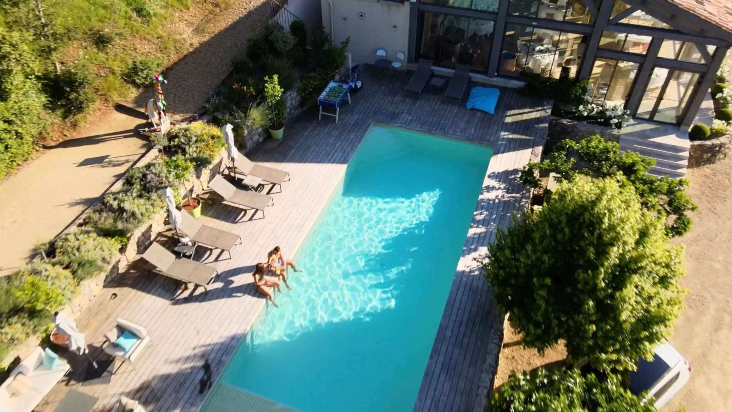 Vue aérienne de la piscine et de la halle vitrée au milieu des jardins