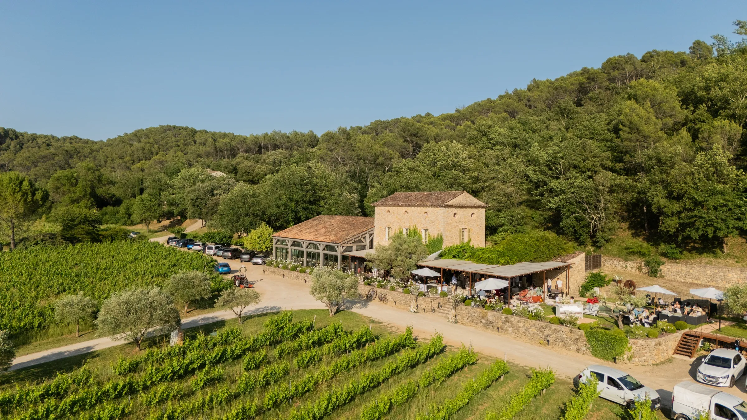 La bastide dominant les rangs de vignes