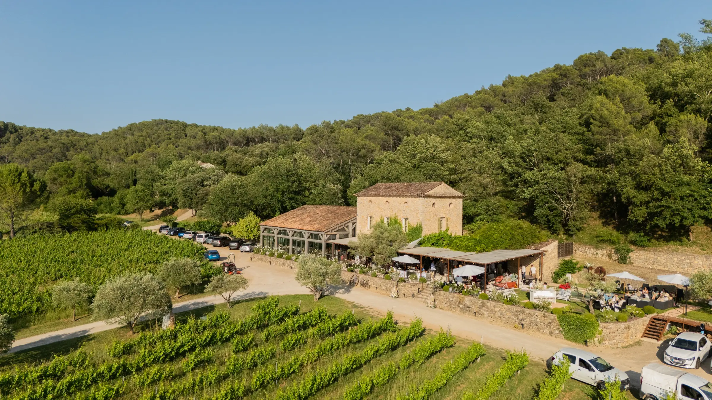 La bastide dominant les rangs de vignes